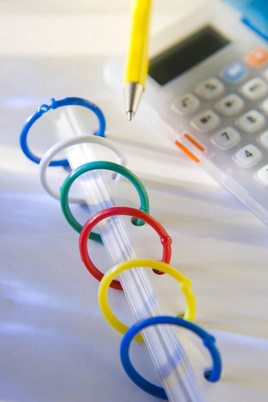 无人,竖图,俯视,彩色,室内,特写,白天,计算器,桌子,静物,一排,阴影,朦胧,模糊,整齐,反射,计算,科学,圆形,笔,图形,影子,圆,办公用品,记事本,几何,书桌,文具,排列,本子,笔记本,课桌,学习用品,理财,财务,文具用品,队列,数学,活页本,便签本,活页夹,彩图,高角度拍摄,几何图形,平面图形,日记本,活页夹记事本