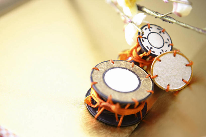 无人,横图,俯视,室内,特写,白天,阴影,节日,朦胧,模糊,庆祝,盛开,反射,影子,鼓,乐器,花蕾,文化,花,花瓣,花朵,鲜花,三个,花苞,花蕊,庆典,摄影,影棚,纪念,打击乐器,女儿节,腰鼓,彩图,高角度拍摄,影棚拍摄,拍摄,雏祭,上巳