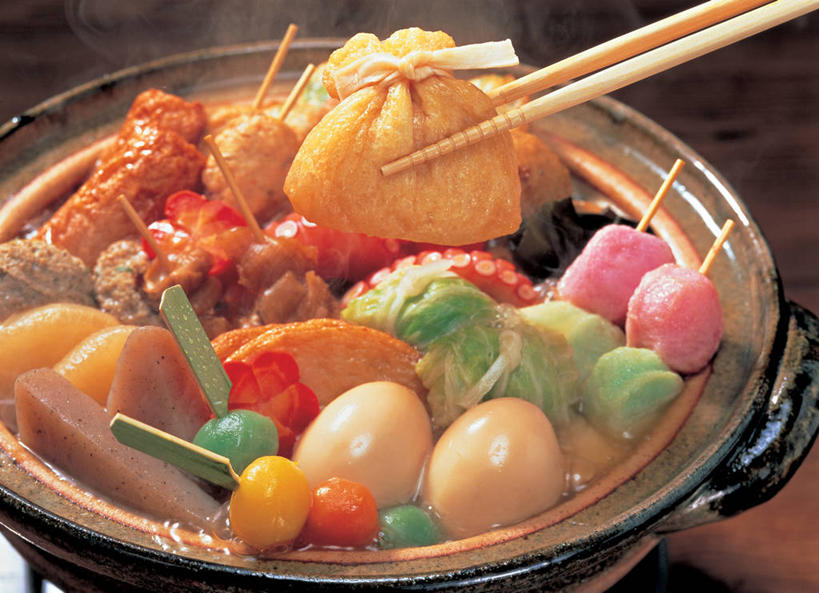 无人,横图,俯视,室内,特写,白天,烹饪,筷子,餐具,厨具,一堆,许多,阴影,堆叠,堆积,朦胧,模糊,反射,锅子,砂锅,影子,陶瓷,蛋,鸡蛋,日本料理,料理,食品,陶瓷制品,很多,文化,传统,锅,菜肴,美食,食物,一个,日式料理,日式,佳肴,单个,锅具,堆,礼节,礼仪,烹饪用具,关东煮,卵,关东炊,黑轮,御田,进餐用具,烹调用具,烹调,彩图,高角度拍摄,鸡卵,鸡子