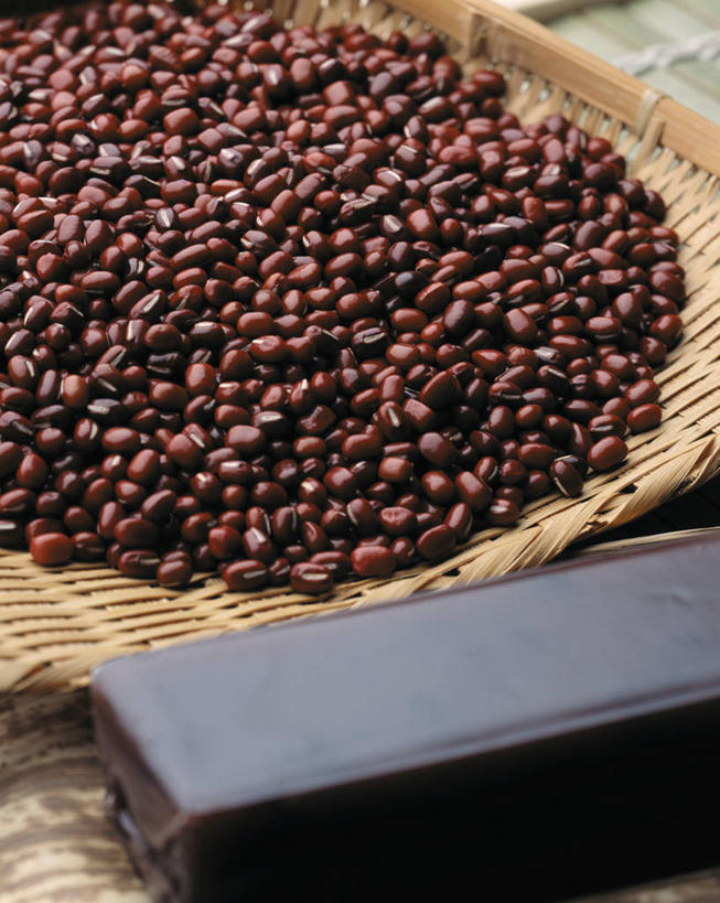 无人,竖图,俯视,室内,特写,白天,植物,一堆,许多,阴影,堆叠,堆积,朦胧,模糊,反射,扁担,影子,红豆,相思豆,草药,药草,很多,中药,堆,药材,中草药,农具,中药材,本草,竹木用具,彩图,高角度拍摄,黑头小鸡,鸡母珠,土甘草,相思子