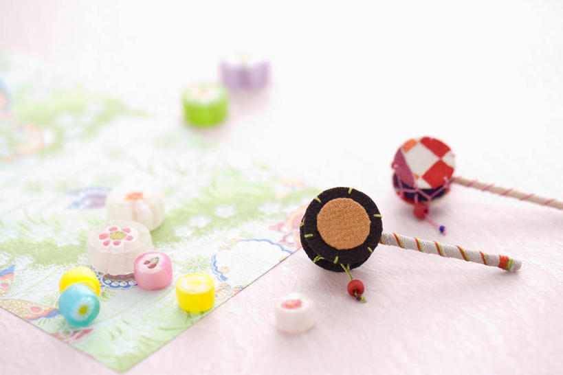 无人,横图,俯视,室内,特写,白天,餐具,一堆,许多,阴影,堆叠,堆积,朦胧,模糊,反射,碟子,盘,影子,食品,糖,糖果,甜点,甜品,乐器,铃鼓,软糖,很多,音乐,食物,盘子,碟,甜食,堆,打击乐器,手鼓,彩图,高角度拍摄