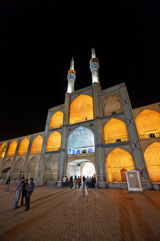 东方人,站,走,竖图,室外,夜晚,仰视,民族服装,旅游,度假,标志建筑,地标,建筑,伊朗,亚洲,行人,游客,游人,阴影,服装,节日,光线,影子,灯光,许多人,注视,休闲装,黄种人,文化,娱乐,建设,路人,旅客,衣服,观察,看,祈祷,站着,一群人,享受,休闲,健康,休闲服,旅游胜地,放松,许愿,宗教,服饰,信仰,观看,纪念,祈求,察看,伊斯兰教,关注,清真寺,西亚,省会,伊朗伊斯兰共和国,过客,亚兹德,亚兹德省,平安,男人,男性,年轻男性,年轻女性,女人,女性,亚洲人,步行,散步,站立,走路,彩图,低角度拍摄,全身,传统服装,民俗服