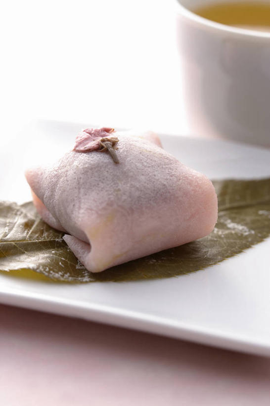 点心,无人,竖图,室内,特写,白天,正面,幸福,纯洁,餐桌,茶,桌子,樱花,杯子,餐具,阴影,盛开,反射,碟子,盘,影子,茶叶,食品,年糕,甜点,甜品,花蕾,娱乐,小吃,花,花瓣,花朵,鲜花,食物,糕点,粉色,盘子,水杯,碟,甜食,花苞,花蕊,享受,休闲,日式,温馨,放松,乐趣,餐台,等待,提神,舒适,生命,醒脑,仙樱花,福岛樱,青肤樱,高尚,热烈,茶杯,荆桃,彩图,日本小吃,日本年糕