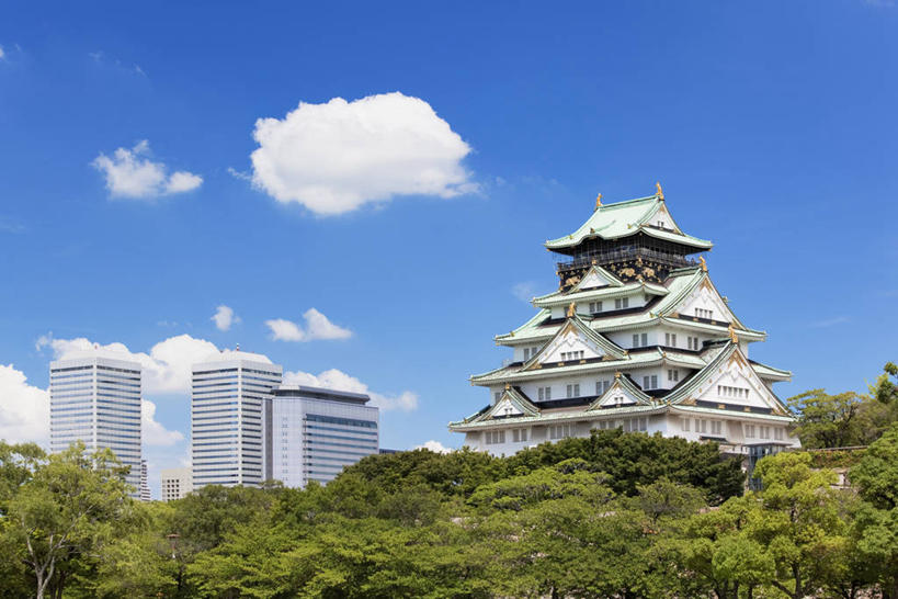 无人,公园,高楼大厦,横图,室外,白天,仰视,旅游,度假,名胜古迹,树林,植物,标志建筑,大厦,地标,建筑,摩天大楼,日本,亚洲,阴影,遗迹,光线,影子,堡垒,城堡,屋顶,云,云朵,中央区,云彩,顶棚,古迹,文物,娱乐,建设,古建筑,树,树木,蓝色,绿色,白云,蓝天,天空,阳光,自然,天,享受,休闲,旅游胜地,放松,天守阁,大阪,大阪城公园,生长,晴朗,成长,要塞,古文明,东亚,本州,大阪府,本州岛,日本国,近畿地方,大阪城,近畿,设防,晴空,彩图,低角度拍摄,大楼,高层建筑,高楼,摩天楼