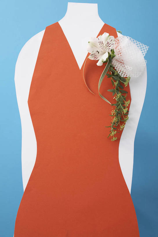 无人,竖图,室内,特写,白天,正面,裙子,阴影,蓝色背景,连衣裙,反射,人造模特,影子,标识,吊牌,胸牌,橙色,摄影,影棚,道具,徽章,身份,服装模特,胸章,模特道具,胸卡,时装道具,展示道具,服装模特道具,陈列道具,编号牌,雕刻牌,工号牌,胸号牌,胸徽,员工牌,彩图,影棚拍摄,拍摄