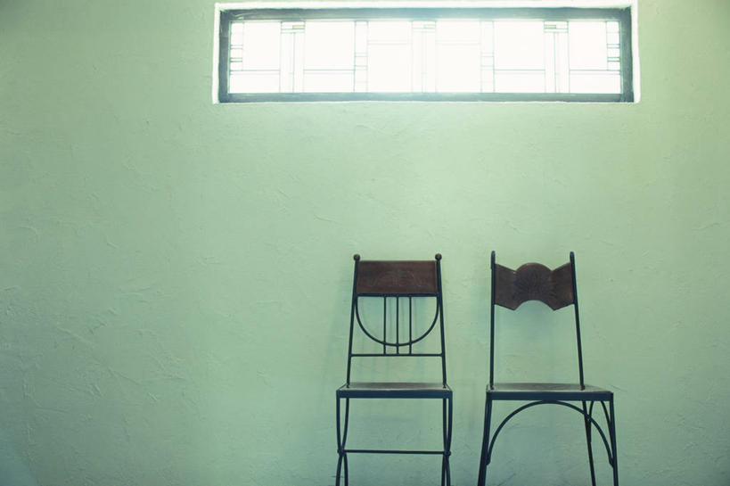 无人,横图,室内,白天,正面,窗户,静物,椅子,阴影,反射,影子,木椅,墙,两把,玻璃窗,墙壁,墙面,彩图
