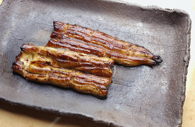 海鲜,鳗鱼,无人,横图,俯视,室内,特写,白天,烹饪,鳗鲡,餐具,阴影,反射,鱼,碟子,盘,影子,肉,鱼肉,料理,食品,韩式,水产,菜肴,美食,肉类,鱼类,海洋生物,食物,一个,盘子,碟,佳肴,单个,水生动物,烤鳗鱼,海产品,韩国料理,水生物,肉食,海底动物,韩国菜,韩式料理,彩图,高角度拍摄