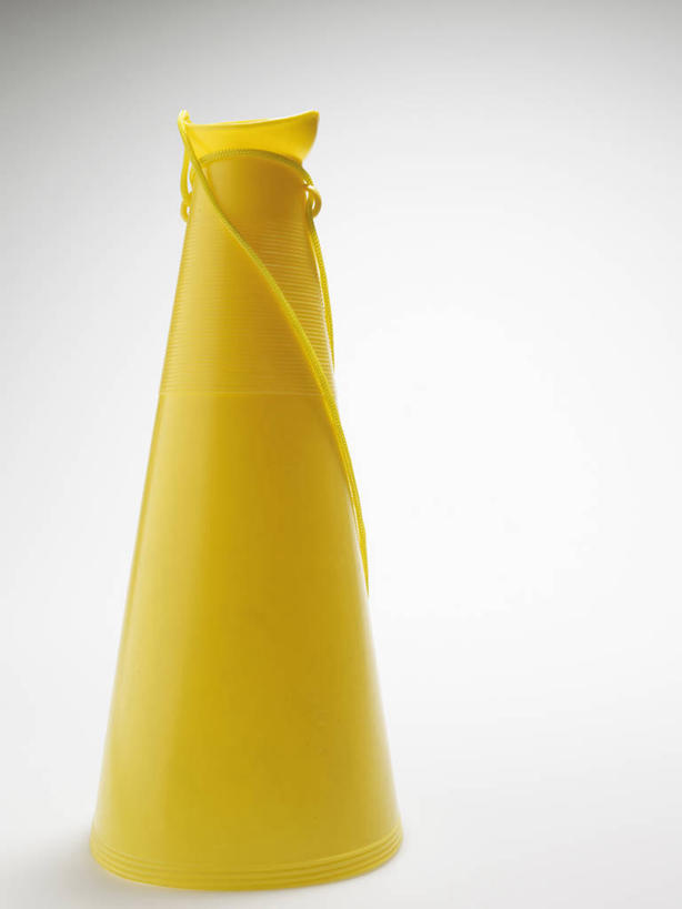 无人,竖图,室内,特写,白天,正面,静物,阴影,灰色背景,反射,影子,喇叭,一个,黄色,话筒,摄影,影棚,单个,传声筒,彩图,影棚拍摄,拍摄