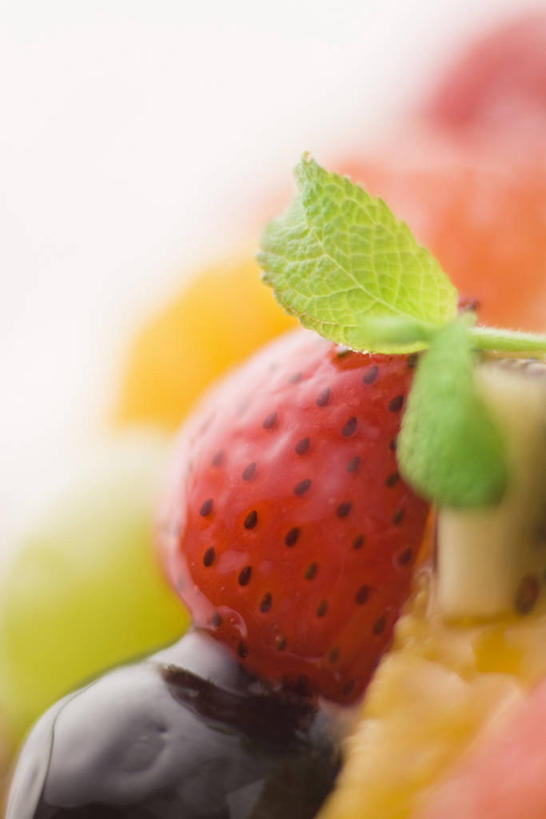 面食,无人,竖图,室内,特写,白天,正面,烹饪,西餐,草莓,浆果,黑莓,猕猴桃,水果,许多,阴影,朦胧,模糊,新鲜,反射,影子,生食,料理,食品,面点,果实,很多,菜肴,美食,食物,红色,西式,佳肴,有机食品,绿色食品,派,树莓,露莓,水果挞,洋莓,水果皇后,奇异果,猕猴梨,红莓,地莓,彩图