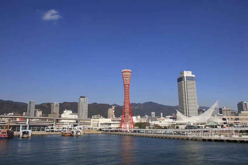 无人,横图,室外,白天,正面,旅游,度假,海浪,海洋,山,山脉,标志建筑,地标,建筑,轮船,船,日本,亚洲,停靠,阴影,光线,影子,浪花,山峰,云,云朵,山峦,云彩,娱乐,建设,蓝色,白云,蓝天,天空,阳光,海水,交通工具,群山,天,享受,休闲,旅游胜地,放松,晴朗,停泊,载具,海景,东亚,观光塔,本州,本州岛,日本国,近畿地方,近畿,兵库,兵库县,神户,神户港,神户港口塔,神户市,神戸,县厅,神戸市,大海,风浪,海,海水的波动,近岸浪,涌浪,晴空,彩图,神户港塔