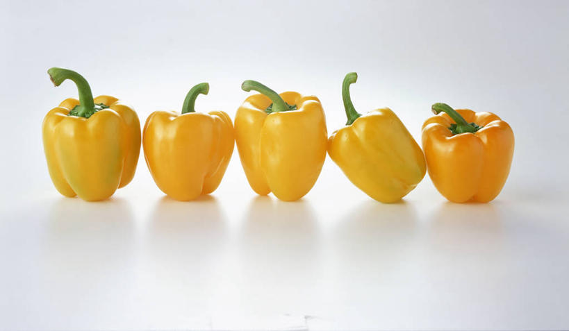 无人,横图,室内,特写,白天,白色背景,正面,辣椒,蔬菜,五个,一排,许多,阴影,新鲜,整齐,并列,并排,反射,影子,食品,食物,排列,黄色,摄影,有机食品,绿色食品,影棚,队列,平行,黄辣椒,彩椒,辣角,红海椒,大椒,辣虎,广椒,甜椒,柿子椒,辣子,海椒,番椒,灯笼椒,彩图,影棚拍摄,拍摄,黄灯笼辣椒,黄帝椒