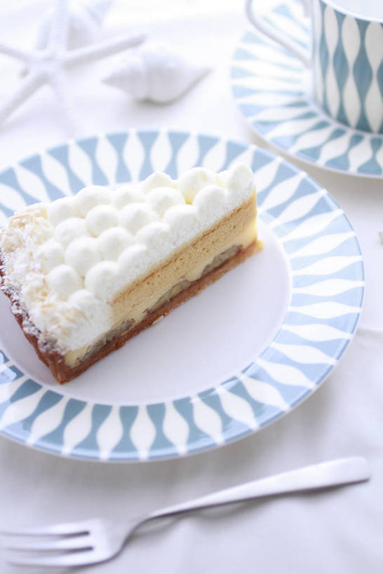 点心,无人,竖图,俯视,室内,特写,白天,下午茶,餐桌,桌子,杯子,餐具,一把,一块,阴影,反射,叉子,瓷器,碟子,盘,影子,食品,咖啡杯,陶瓷制品,食物,糕点,盘子,碟,餐台,瓷杯,餐叉,进餐用具,彩图,高角度拍摄,香蕉蛋糕,蛋糕