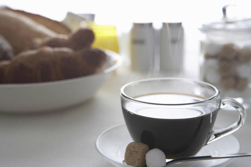 点心,面包,咖啡,无人,横图,俯视,室内,特写,白天,幸福,杯子,餐具,阴影,朦胧,模糊,反射,碟子,盘,影子,调料,食品,糖,面点,羊角面包,调味品,调味料,娱乐,玻璃制品,食物,糕点,饮料,盘子,水杯,碟,享受,休闲,温馨,牛角面包,放松,乐趣,砂糖,提神,舒适,醒脑,冰糖,软饮料,玻璃杯,彩图,高角度拍摄