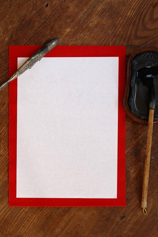 无人,竖图,俯视,室内,特写,白天,桌子,静物,阴影,反射,笔,毛笔,砚台,影子,纸,办公用品,砚,书桌,文具,课桌,学习用品,文具用品,文房四宝,宣纸,镇纸,压尺,镇尺,纸镇,纸寿千年,纸中之王,泾县纸,彩图,高角度拍摄