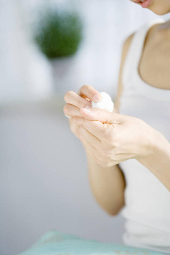 东方人,手,一个人,竖图,室内,特写,白天,正面,农作物,植物,花盆,亚洲,双手,仅一个年轻女性,仅一个女性,仅一个人,擦,抚摸,握,服装,朦胧,模糊,柔软,背心,盆栽,陶瓷,棉花,盆景,陶瓷制品,拿,拿着,黄种人,纺织,衣服,绿色,自然,容器,健康,温暖,手部,杀菌,擦拭,握着,服饰,生长,成长,储藏,纤维,消毒,衣着,储存,穿着,酒精棉,柔和,衣饰,暖和,揩擦,拭,年轻女性,女人,女性,亚洲人,半身,彩图,乙醇,贮存,轻抚