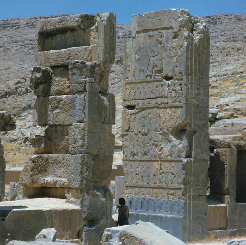 东方人,一个人,站,横图,室外,白天,正面,旅游,度假,石头,名胜古迹,标志建筑,地标,建筑,亚洲,仅一个年轻女性,仅一个女性,仅一个人,阴影,服装,遗迹,光线,石子,影子,首都,注视,休闲装,黄种人,古迹,文物,娱乐,建设,古建筑,衣服,蓝色,蓝天,天空,阳光,天,观察,看,站着,享受,休闲,休闲服,旅游胜地,放松,服饰,晴朗,观看,察看,关注,古文明,万里无云,阿黑门尼德王朝,阿契美尼德王朝,阿契美尼德帝国,波斯波利斯,波斯帝国,年轻女性,女人,女性,亚洲人,石块,岩石,晴空,晴空万里,站立,彩图,全身