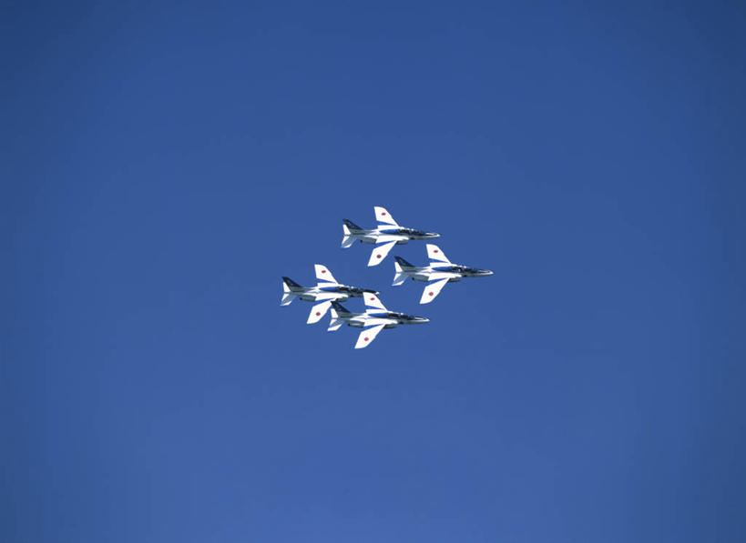 无人,横图,室外,白天,仰视,飞机,飞翔,阴影,飞行,光线,影子,翱翔,航空,飞,排列,蓝色,蓝天,天空,阳光,交通工具,天,战争,空军,晴朗,战斗机,载具,轰炸机,军用机,军用战斗机,攻击机,四架,万里无云,摆列,晴空,晴空万里,彩图,低角度拍摄,布列,分列