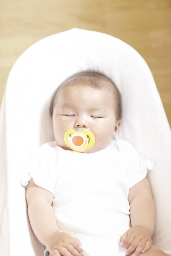 东方人,婴儿,儿童,一个人,躺,闭眼,睡,竖图,俯视,室内,白天,婴儿服装,纯洁,安全,亚洲,仅一个人,咬,阴影,服装,反射,影子,黄种人,小孩,衣服,舒服,可爱,服饰,活泼,奶嘴,婴儿用品,安抚,婴儿床,保护,咬着,舒适,抚慰,衣着,穿着,宝宝,摇篮,安抚奶嘴,纯真,烂漫,无邪,衣饰,婴儿卧具,卧着,伶俐,天真,亚洲人,孩子,闭眼睛,闭着眼,闭着眼睛,困,困觉,寝息,睡觉,躺着,卧,半身,彩图,高角度拍摄,婴儿服