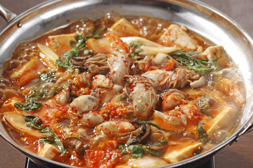 豆腐,泡菜,无人,横图,俯视,室内,特写,白天,烹饪,餐桌,桌子,蔬菜,厨具,金属制品,阴影,新鲜,反射,金属,锅子,影子,料理,食品,韩式,锅,火锅,菜肴,美食,食物,佳肴,有机食品,绿色食品,餐台,锅具,豆制品,韩国料理,韩国菜,韩式料理,烹饪用具,韩国泡菜,暖锅,烹调用具,烹调,彩图,高角度拍摄,韩式泡菜火锅,泡菜火锅