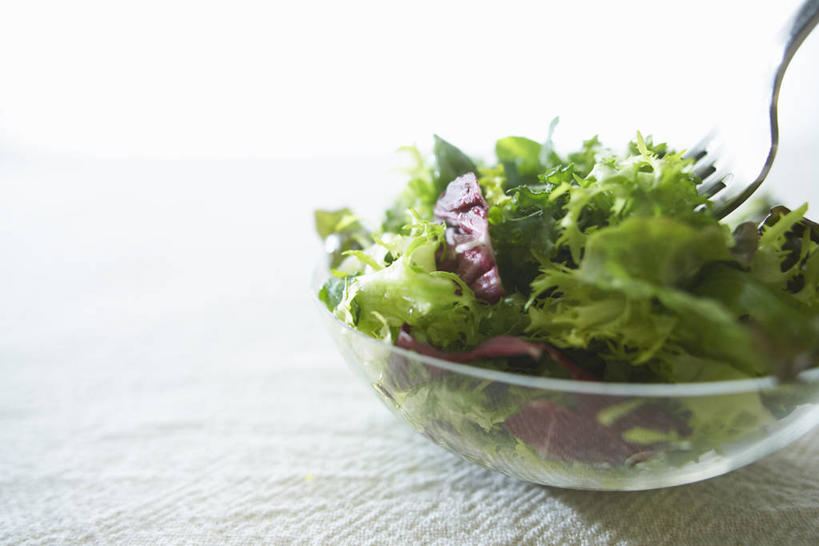 无人,横图,俯视,室内,特写,白天,烹饪,西餐,餐桌,桌子,蔬菜,餐具,玻璃,阴影,朦胧,模糊,新鲜,反射,叉子,影子,调料,酱料,酱汁,蔬菜沙拉,佐料,沙拉,料理,食品,调味品,调味料,色拉,酱,沙拉酱,沙律,菜肴,美食,玻璃制品,食物,一个,容器,碗,西式,佳肴,有机食品,绿色食品,单个,餐台,色拉酱,储藏,储存,餐叉,进餐用具,彩图,高角度拍摄,贮存