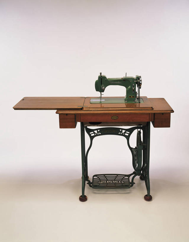 无人,竖图,室内,白天,白色背景,正面,静物,连接,阴影,组合,反射,影子,缝纫机,一个,摄影,影棚,单个,缝纫,链接,装订,拼接,杠杆,拼凑,拼合,凑集,聚合,撮合,链结,缝合,彩图,影棚拍摄,拍摄