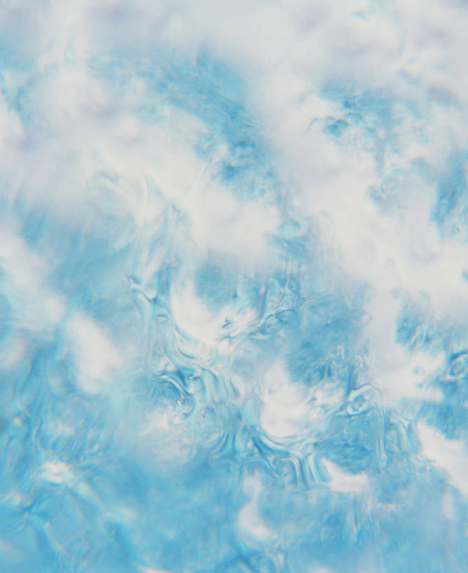 无人,竖图,俯视,室内,特写,白天,阴影,朦胧,模糊,透明,反射,纹路,纹理,影子,冰,蓝色,白色,浮冰,寒冷,冰冷,肌理,严寒,理智,冰凉,沉静,酷寒,凛冽,凛凛,极冷,流冰,浮冰块,冷色,高深,冷淡,彩图,高角度拍摄