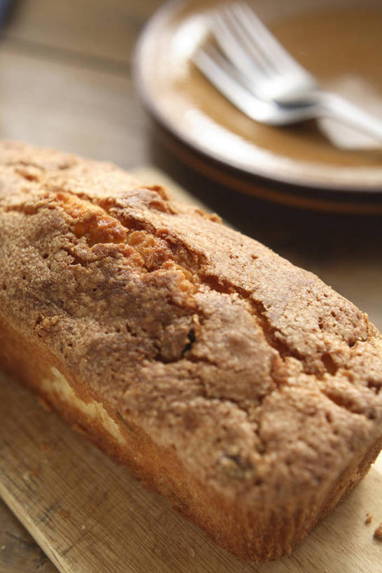 点心,无人,竖图,俯视,室内,特写,白天,下午茶,餐桌,桌子,餐具,阴影,朦胧,模糊,反射,叉子,刀叉,刀子,碟子,盘,影子,食品,食物,糕点,一个,盘子,碟,奶油蛋糕,单个,餐台,餐刀,餐叉,磅蛋糕,进餐用具,彩图,高角度拍摄,蛋糕