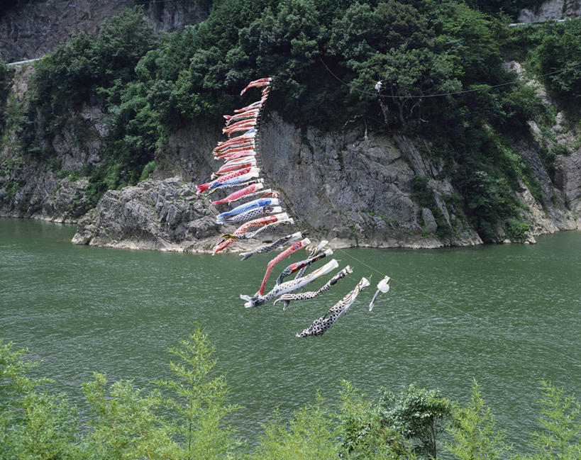 无人,横图,俯视,室外,白天,旅游,度假,河流,美景,山,山脉,树林,水,植物,旗帜,日本,一排,许多,吊挂,悬挂,阴影,节日,庆祝,整齐,光线,鲤鱼旗,影子,河水,景观,山峰,水流,山峦,很多,挂,文化,娱乐,旗子,树,树木,排列,绿色,阳光,自然,群山,祈福,庆典,享受,休闲,景色,放松,生长,成长,纪念,祈求,队列,自然风光,旌旗,旗号,鲤鱼节,男孩节,日本男孩节,子供之日,鲤帜,彩图,高角度拍摄