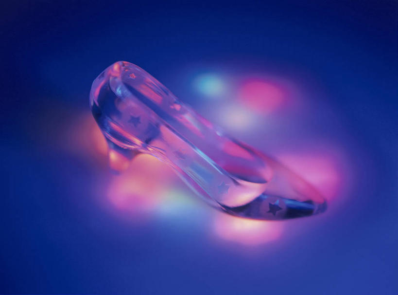 无人,横图,俯视,室内,特写,白天,高跟鞋,时尚,静物,鞋子,阴影,蓝色背景,朦胧,模糊,反射,影子,水晶,一只,摄影,影棚,时髦,水晶鞋,水晶制品,时兴,彩图,高角度拍摄,影棚拍摄,拍摄