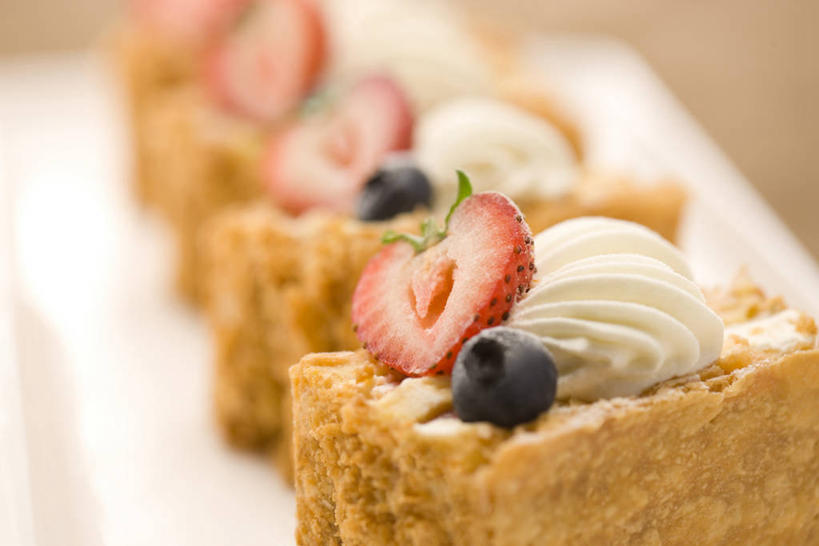 点心,无人,横图,俯视,室内,特写,白天,下午茶,草莓,浆果,蓝莓,水果,切开,阴影,朦胧,模糊,新鲜,反射,影子,生食,食品,果实,食物,糕点,奶油,切,草莓蛋糕,摄影,有机食品,绿色食品,影棚,乳制品,剖面,切面,激凌,克林姆,淇淋,洋莓,水果皇后,山都柿,蓝浆果,蓝靛果,红莓,地莓,彩图,高角度拍摄,影棚拍摄,拍摄,都柿,笃斯,蛋糕