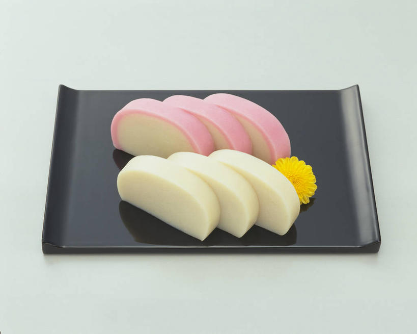 无人,横图,俯视,室内,特写,白天,白色背景,餐具,一排,许多,阴影,整齐,装饰,并列,并排,盛开,反射,碟子,盘,影子,肉,香肠,鱼肉,鱼香肠,很多,花蕾,肉类,花,花瓣,花朵,鲜花,排列,一朵,一个,粉色,黄色,白色,盘子,碟,花苞,花蕊,摄影,影棚,单个,队列,平行,肉食,彩图,高角度拍摄,影棚拍摄,拍摄