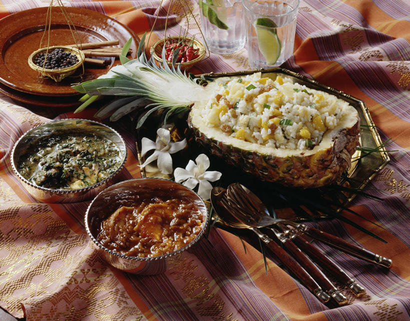 米饭,咖哩,无人,横图,俯视,室内,特写,白天,烹饪,菠萝,水果,许多,阴影,新鲜,反射,布料,影子,勺子,陶瓷,调料,生食,料理,食品,果实,陶瓷制品,饭,调味品,很多,调味料,布纹,咖喱,菜肴,美食,桌布,食物,餐巾,容器,调羹,台布,汤匙,碗,佳肴,有机食品,绿色食品,储藏,五谷,储存,咖喱饭,印度菜,印度料理,凤梨,餐桌布,彩图,高角度拍摄,贮存,菠萝饭,凤梨饭,咖喱菠萝饭