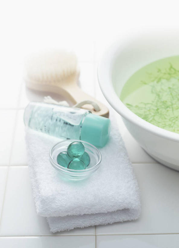 无人,竖图,俯视,室内,特写,白天,地板,护肤,阴影,反射,纺织物,影子,塑料,地面,木地板,玻璃制品,玻璃瓶,瓶子,容器,刷子,塑料制品,脸盆,毛巾,日用品,洗浴用品,清洁,保养,享受,休闲,沐浴乳,放松,保健,沐浴露,储藏,保暖,护肤品,沐浴刷,储存,清洁用具,护肤用品,舒缓,透气,养颜,防水,去污,紧肤,嫩肤,洗浴用具,储水,耐磨,吸水,洗涤,彩图,高角度拍摄,贮存