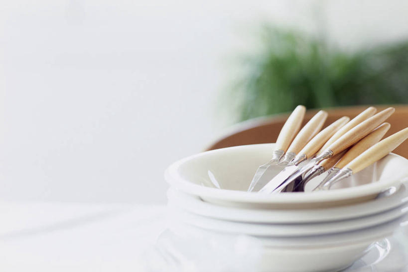 无人,横图,俯视,室内,特写,白天,白色背景,植物,餐桌,桌子,椅子,朦胧,模糊,盆栽,勺子,陶瓷,木椅,盆景,陶瓷制品,绿色,自然,容器,调羹,汤匙,碗,摄影,影棚,生长,成长,餐台,储藏,储存,彩图,高角度拍摄,影棚拍摄,拍摄,贮存