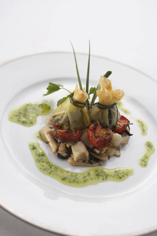 无人,竖图,俯视,室内,特写,白天,白色背景,烹饪,西餐,蔬菜,餐具,新鲜,蜗牛,碟子,盘,菌菇,调料,酱料,酱汁,肉,佐料,料理,食品,调味品,调味料,菌类,酱,菜肴,美食,肉类,食物,一个,盘子,碟,食用菌,西式,摄影,佳肴,有机食品,绿色食品,影棚,单个,真菌,肉食,彩图,高角度拍摄,影棚拍摄,拍摄,法国菜,法式焗蜗牛,蜗牛肉,法国蜗牛