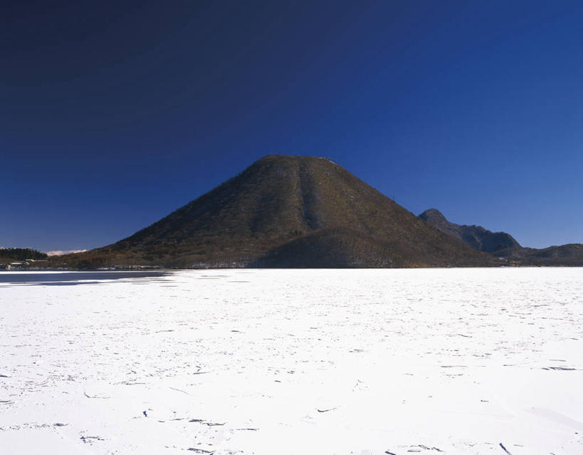 无人,横图,室外,白天,正面,旅游,度假,石头,美景,山,雪,雪山,大雪,日本,亚洲,阴影,光线,石子,影子,冰,积雪,景观,山峰,雪景,冬季,冬天,山峦,娱乐,蓝色,蓝天,天空,阳光,自然,天,享受,休闲,景色,放松,寒冷,晴朗,冰冷,自然风光,东亚,本州,万里无云,关东地方,本州岛,日本国,群马,群马县,严寒,冰凉,酷寒,凛冽,凛凛,极冷,榛名山,石块,岩石,晴空,晴空万里,彩图