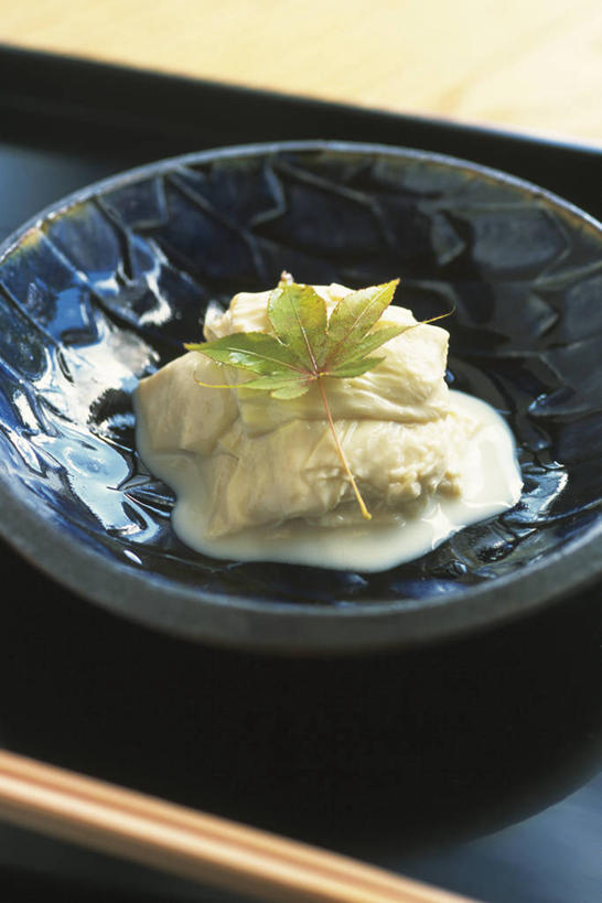 无人,竖图,俯视,室内,特写,白天,烹饪,餐桌,筷子,桌子,餐具,一堆,一双,阴影,堆叠,堆积,反射,影子,陶瓷,日本料理,料理,食品,陶瓷制品,文化,传统,豆腐皮,菜肴,美食,食物,一个,容器,碗,日式料理,日式,佳肴,单个,餐台,储藏,堆,礼节,储存,腐竹,礼仪,豆腐衣,油皮,进餐用具,彩图,高角度拍摄,贮存