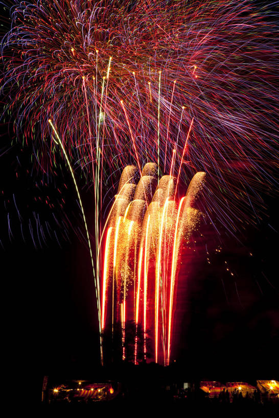 无人,竖图,室外,夜晚,正面,度假,幸福,美景,城市风光,城市,烟火,夜景,日本,亚洲,景观,辉煌,娱乐,焰火,享受,休闲,灿烂,温暖,橙色,景色,放松,活泼,华丽,暖色,璀璨,礼花,光辉,温情,东亚,本州,茨城,茨城县,关东地方,本州岛,日本国,花炮,礼花炮,绚烂,光耀,炽热,响亮,跃动,甜蜜,烟花,彩图,愉快,土浦市