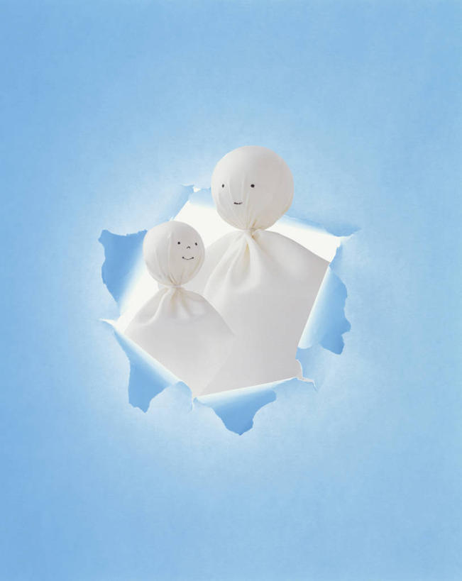 无人,竖图,室内,特写,白天,正面,静物,阴影,蓝色背景,反射,影子,纸,破坏,文化,破损,两个,白色,祈祷,健康,许愿,摄影,影棚,纪念,祈求,晴天娃娃,损坏,放晴娘,晴天和尚,扫晴娘,扫天婆,平安,彩图,影棚拍摄,拍摄