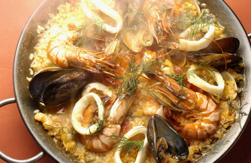 海鲜,米饭,无人,横图,俯视,室内,特写,白天,烹饪,西餐,雾,餐桌,桌子,鱿鱼,厨具,阴影,沸腾,朦胧,模糊,反射,蒸汽,炖锅,锅子,影子,陶瓷,肉,虾,料理,食品,陶瓷制品,水蒸气,饭,西班牙海鲜饭,锅,水产,菜肴,美食,肉类,海洋生物,食物,一个,西式,佳肴,单个,餐台,锅具,五谷,水生动物,海产品,海鲜饭,水生物,肉食,海底动物,烹饪用具,蒸发,烹调用具,柔鱼,枪乌贼,烹调,彩图,高角度拍摄