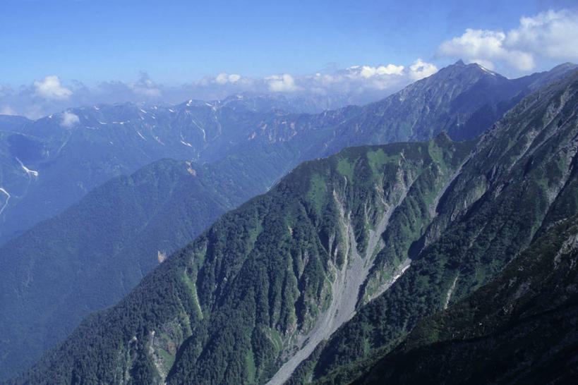 无人,横图,俯视,航拍,室外,白天,旅游,度假,石头,美景,森林,山,山脉,树林,植物,长野县,富山县,日本,亚洲,阴影,光线,石子,影子,景观,山峰,云,云朵,山峦,云彩,娱乐,树,树木,蓝色,绿色,白云,蓝天,天空,阳光,自然,群山,天,享受,休闲,景色,放松,生长,晴朗,成长,鸟瞰,自然风光,东亚,本州,本州岛,日本国,中部地方,岐阜,岐阜县,长野,新潟,新潟县,富山,石块,岩石,晴空,彩图,高角度拍摄,北阿尔卑斯山,飞驒山脉