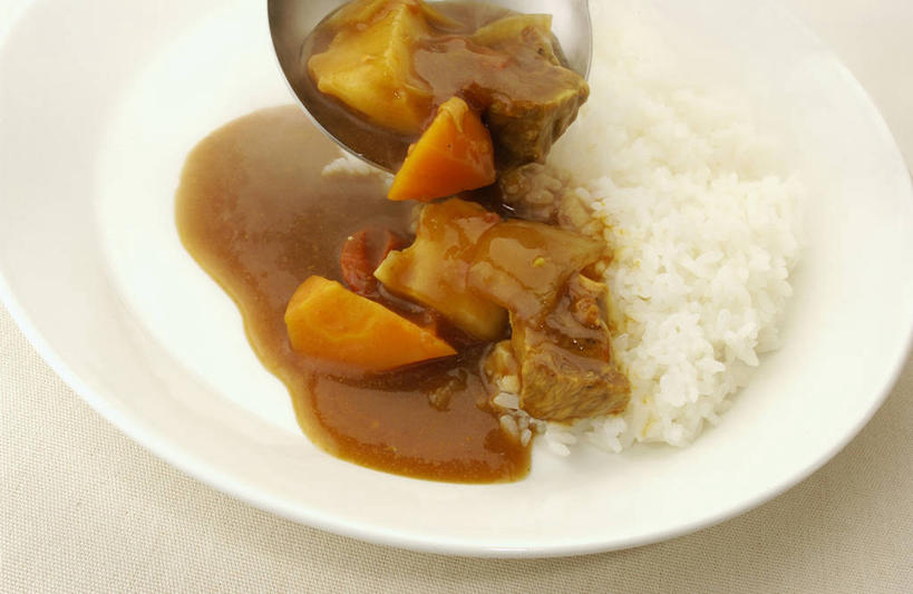 米饭,咖哩,无人,横图,俯视,室内,特写,白天,白色背景,烹饪,餐桌,桌子,蔬菜,土豆,阴影,新鲜,反射,影子,勺子,陶瓷,调料,肉,料理,食品,陶瓷制品,饭,调味品,调味料,咖喱,菜肴,美食,肉类,食物,两个,容器,调羹,汤匙,碗,摄影,佳肴,有机食品,绿色食品,影棚,餐台,储藏,五谷,储存,肉食,咖喱饭,馍馍蛋,印度菜,印度料理,洋芋,山药蛋,马铃薯,彩图,高角度拍摄,影棚拍摄,拍摄,贮存