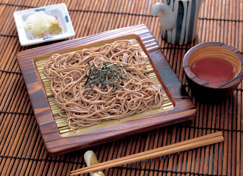 面食,面条,无人,横图,俯视,室内,特写,白天,烹饪,餐桌,筷子,桌子,餐具,许多,阴影,反射,木制,碟子,盘,影子,海苔,面,日本料理,料理,食品,筷架,紫菜,很多,筷枕,文化,传统,拉面,菜肴,美食,食物,盘子,木制品,容器,碟,碗,日式料理,日式,荞麦面,佳肴,餐台,储藏,礼节,筷子架,储存,礼仪,膜菜,索菜,坛紫菜,子菜,紫英,紫瑛,进餐用具,彩图,高角度拍摄,条斑紫菜,贮存