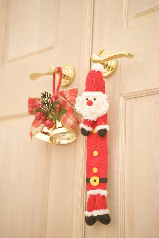 无人,竖图,室内,特写,白天,仰视,门,静物,金属制品,圣诞节,圣诞老人,阴影,节日,庆祝,装饰,反射,金属,铃铛,影子,文化,把手,门把手,门框,庆典,纪念,华丽,修饰,门把,点缀,衬托,美观,雅致,雅观,圣诞铃铛,铜制,拉手,彩图,低角度拍摄