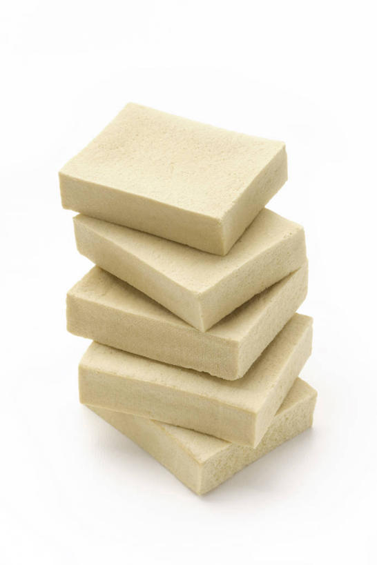 豆腐,无人,竖图,俯视,室内,特写,白天,白色背景,餐桌,桌子,一排,阴影,整齐,反射,影子,排列,白色,摄影,影棚,餐台,堆,豆制品,队列,五块,彩图,高角度拍摄,影棚拍摄,拍摄