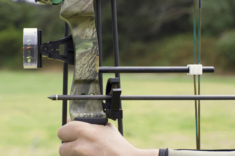 西方人,手,一个人,横图,室外,特写,白天,侧面,锻炼,快乐,比赛,运动,竞争,射箭,草地,草坪,植物,欧洲,欧洲人,仅一个男性,仅一个人,仅一个中年男性,握,朦胧,模糊,弓箭,拿,拿着,娱乐,草,树,树木,绿色,自然,休闲,手部,握着,生长,成长,单手,体育运动,箭术,体育,射箭比赛,射箭赛,射箭运动,男人,男性,中年男性,白种人,半身,彩图,健身