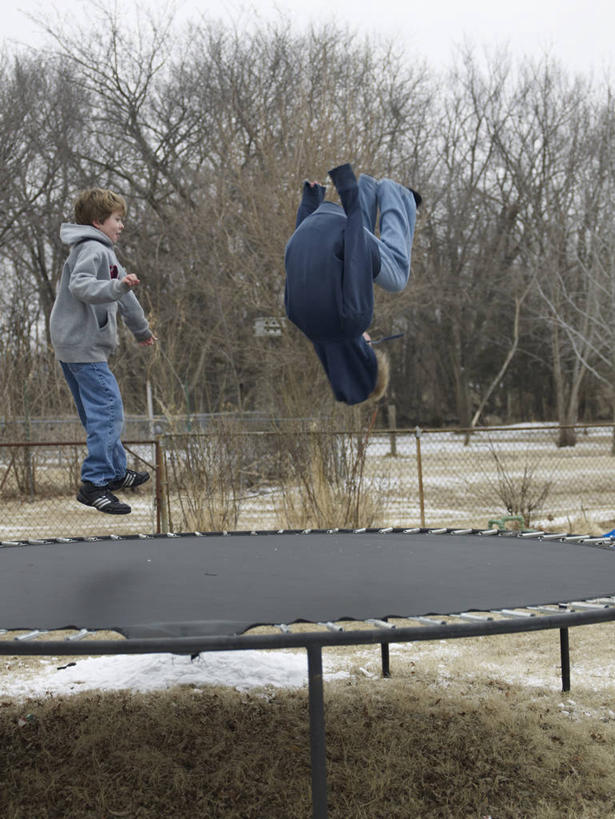 西方人,儿童,两个人,伙伴,朋友,跳,竖图,室外,白天,侧面,锻炼,友谊,纯洁,运动,蹦床,草地,草坪,植物,欧洲,欧洲人,服装,裤子,半空,注视,牛仔裤,休闲装,草,树,树木,小孩,衣服,绿色,自然,观察,看,休闲,休闲服,活力,可爱,童年,童趣,服饰,生长,成长,观看,察看,优美,关注,童真,烂漫,无邪,体育,天真,友情,男孩,男人,男性,白种人,跳跃,彩图,全身,健身,空中芭蕾,男生