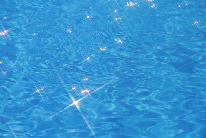 无人,体育馆,游泳池,横图,俯视,室外,白天,水,阴影,透明,光线,影子,水池,水面,泳池,蓝色,阳光,游泳馆,理智,沉静,冷色,高深,冷淡,彩图,高角度拍摄,镜头光晕,透镜闪耀,眩光