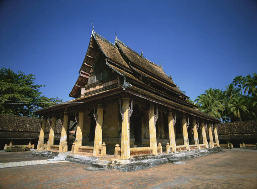 无人,寺庙,横图,室外,白天,仰视,旅游,度假,名胜古迹,植物,标志建筑,地标,建筑,老挝,亚洲,阴影,节日,遗迹,光线,影子,首都,燃烧,古迹,文化,文物,娱乐,建设,古建筑,树,树木,蓝色,绿色,蓝天,天空,阳光,自然,香火,庙宇,天,祈祷,享受,休闲,健康,旅游胜地,放松,许愿,宗教,东南亚,信仰,生长,晴朗,成长,纪念,祈求,古文明,万里无云,万象,道观,老挝人民民主共和国,平安,晴空,晴空万里,彩图,低角度拍摄,庙,寺