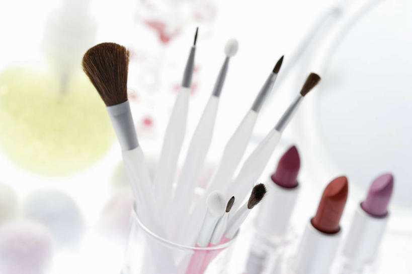 无人,横图,俯视,室内,特写,白天,白色背景,静物,一排,许多,阴影,朦胧,模糊,整齐,并列,并排,反射,影子,很多,唇刷,排列,唇膏,化妆品,化妆刷,刷子,口红,摄影,影棚,美容工具,化妆用品,队列,平行,彩妆刷,化妆工具,唇棒,彩图,高角度拍摄,影棚拍摄,拍摄